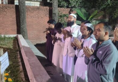 ওসমান হাদির কবর জিয়ারত করলেন আতিক মুজাহিদ ওসমান হাদির কবর জিয়ারত করলেন আতিক মুজাহিদ